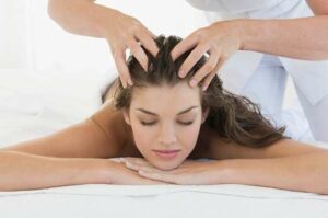 Для чего полезен точечный массаж головы?